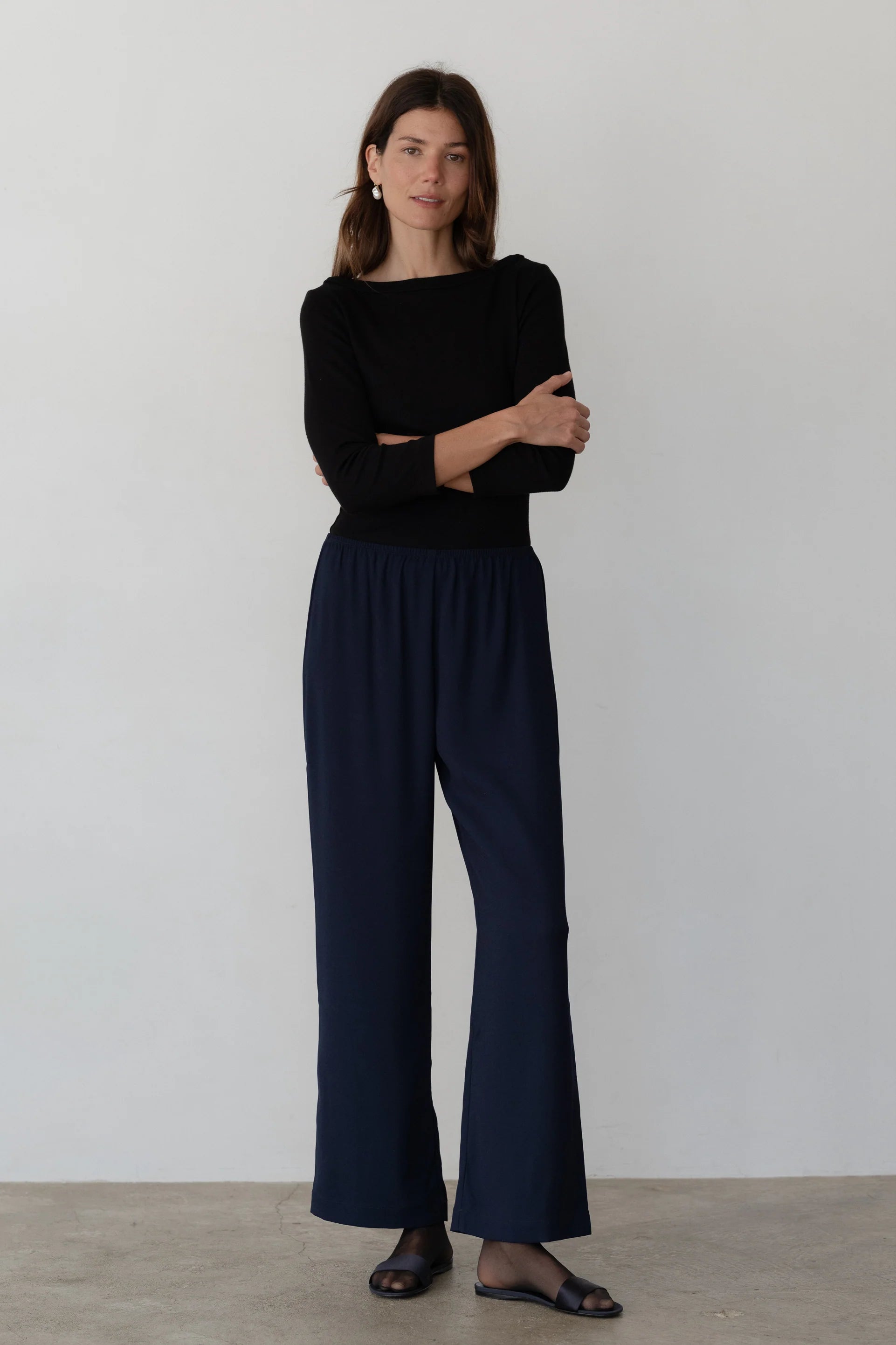 Donni | The Crepe Simple Pant | Navy