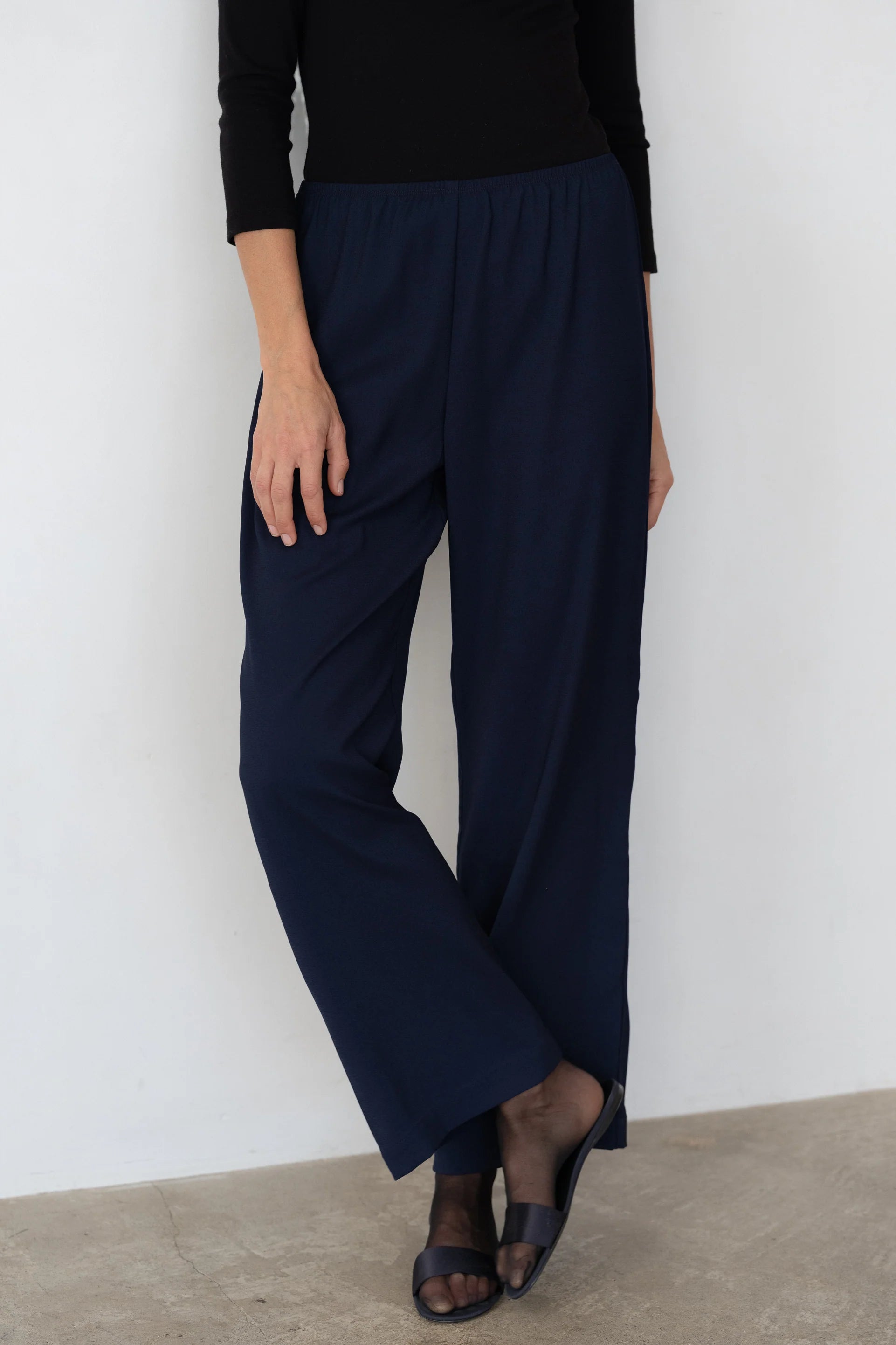 Donni | The Crepe Simple Pant | Navy