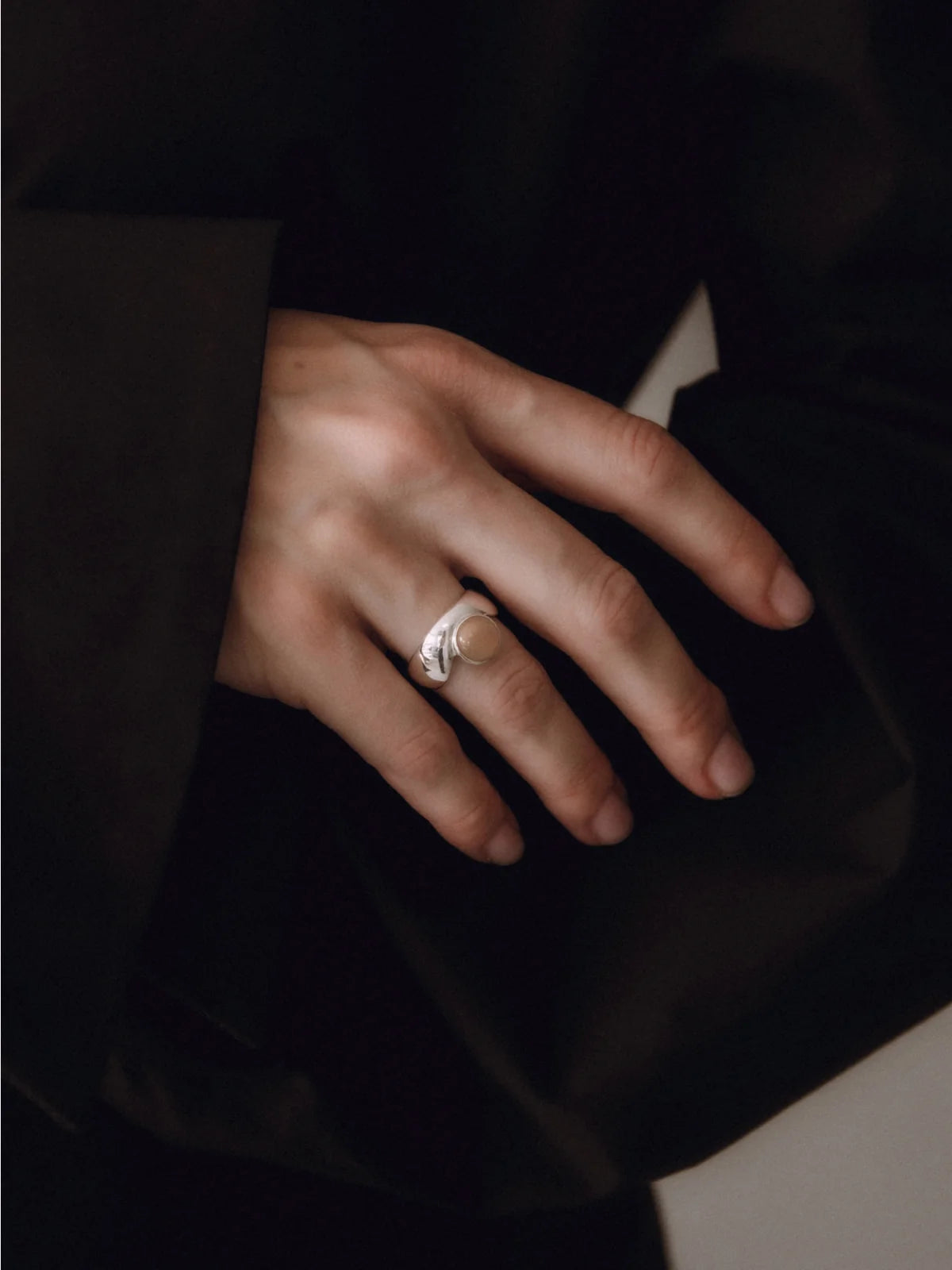 Vimeria | Sinuous Ring Grey Agate